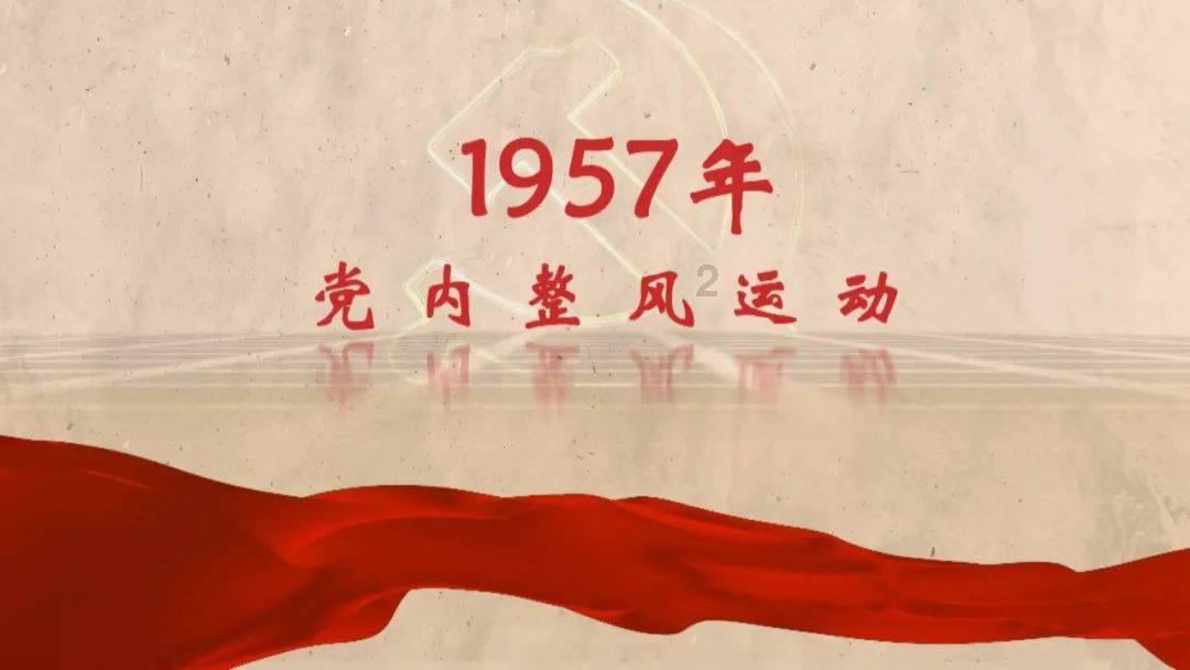 云南镇雄山体滑坡救援现场，消防员刚被提醒小心就遇石块滚落